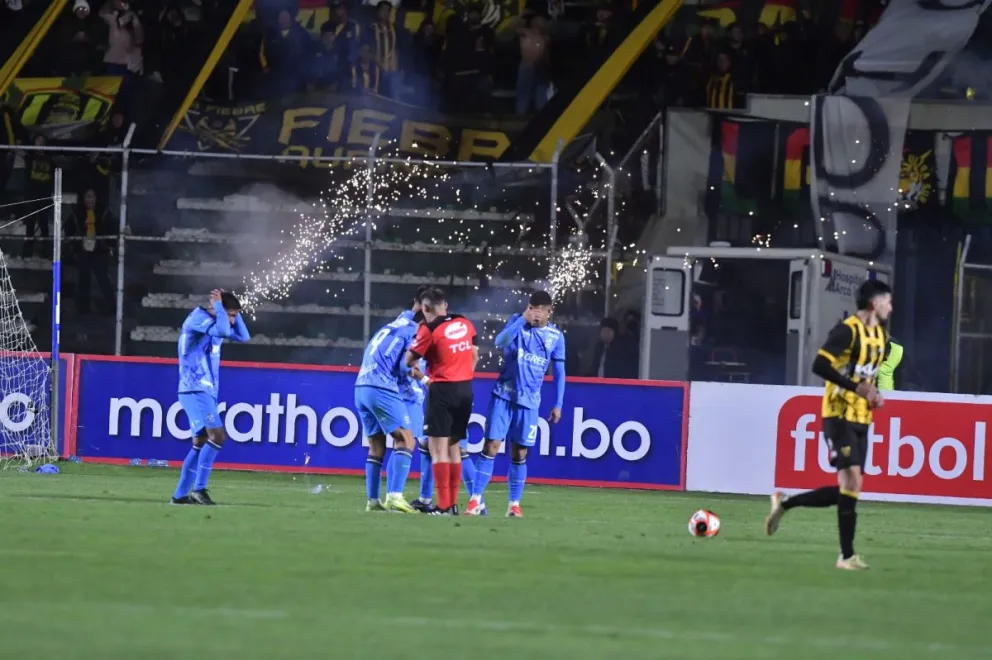 Desde la curva sur del estadio lanzaron a la cancha bengalas y pirotecnia. Foto: APG. 