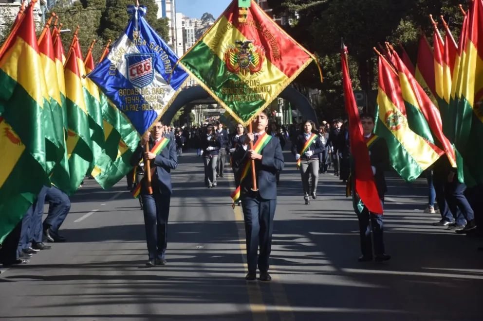 Estudiantes desfilan este lunes en la Zona Sur de La Paz. Fotos: AMUN