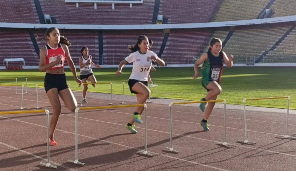 Un grupo de velocistas durante una prueba con vallas. Foto: FAB.