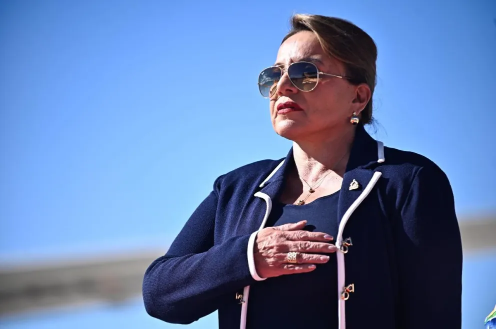 La mandataria hondureña, este lunes en el aeropuerto de Sucre. Foto: Cancillería 