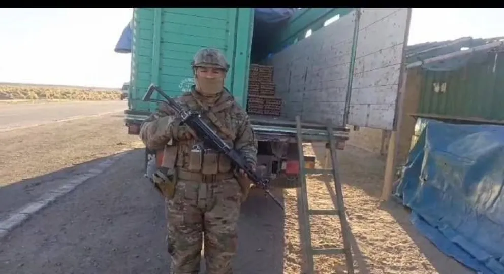 Un militar durante un operativo contra el contrabando. Foto: Ministerio de Defensa