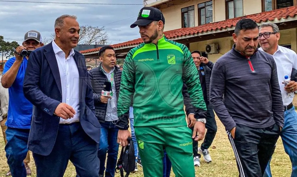 El presidente Fernando Costa (izq.) junto al dirigente de Oriente, Gustavo Gutiérrez, en la inspección al estadio de Real. Foto: RDC