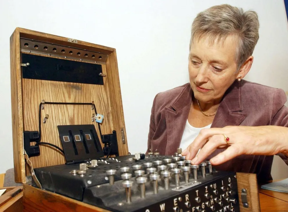  Stella Rimington observa una máquina decodificadora Enigma en la Oficina de Registros Públicos de Kew, Londres. Foto: EFE