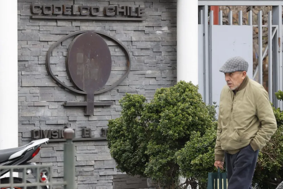 Un hombre pasa por las oficinas centrales de la división de la mina El Teniente, en Rancagua. Foto: EFE