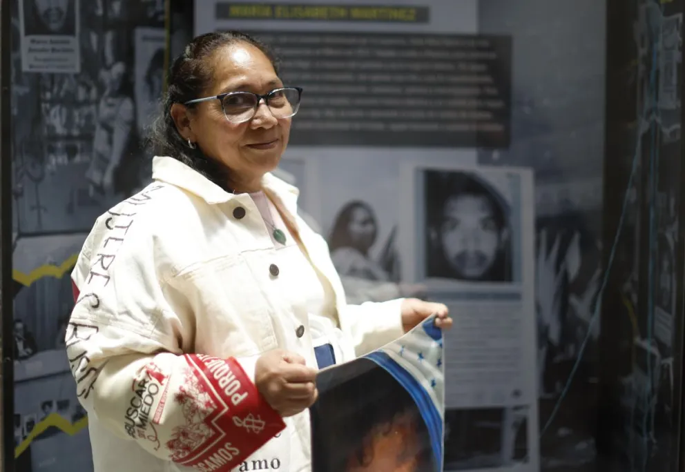 Fotografía del 1 de agosto del 2025 donde se observa a Mary Martínez, una madre buscadora hondureña posando durante una entrevista con EFE, en la Ciudad de México (México). Foto: EFE
