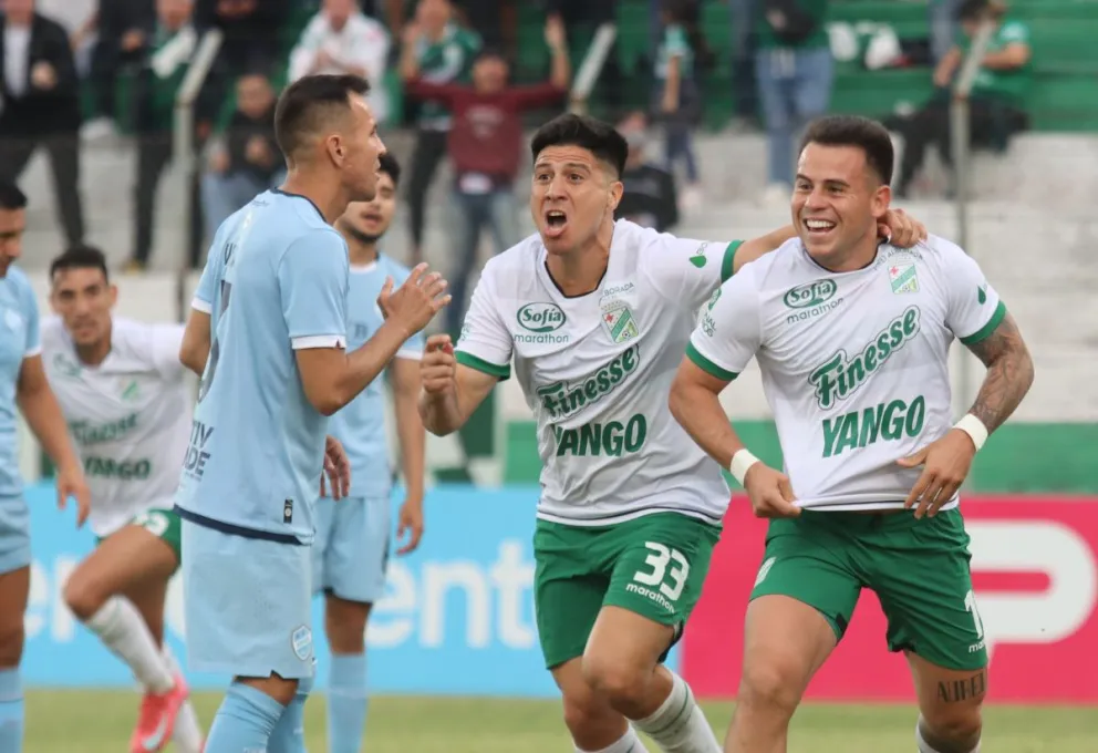 Henry Vaca, a la derecha, celebra el primer gol del encuentro disputado en Montero. Foto: Agencia Marka Registrada