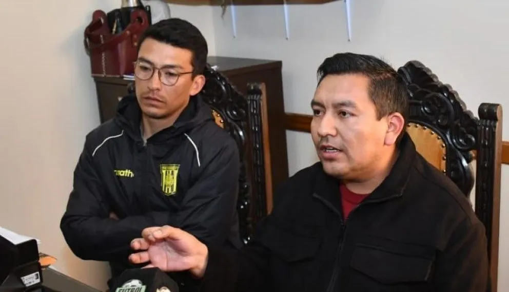 José Gudiño (der.), asesor legal de The Strongest, con Rodrigo Morales, médico del plantel, en la conferencia de prensa de este lunes. Foto: APG.