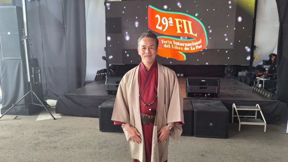 El embajador Hiroshi Onomura, ataviado con vestimenta tradicional japonesa, durante su participación en la Feria Internacional del Libro. Foto: Jorge Soruco / Visión 360