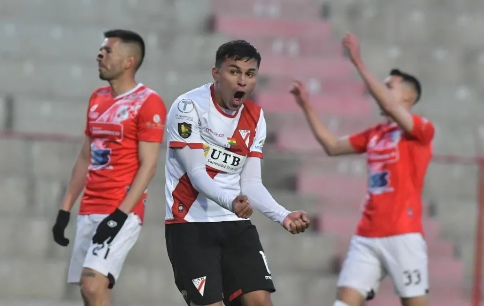 Bobadilla celebra su gol, el único del partido. Dos jugadores de Nacional se lamentan. Foto: APG 