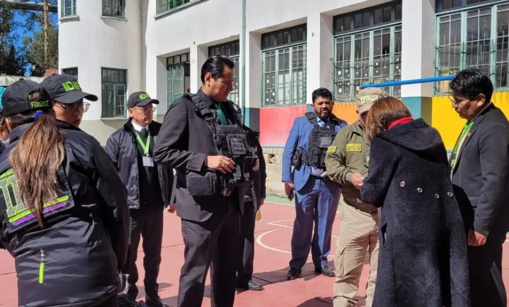 Junto con un equipo del Ministerio Público y la Policía, el fiscal departamental de La Paz, Luis Carlos Torrez, realizó este lunes el allanamiento en el centro de acogida. Foto: Ministerio Público