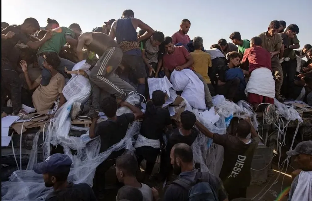 Decenas de palestinos tratan de acceder a paquetes de ayuda en un camión en un punto de distribución cerca de Jan Yunis. Foto: EFE