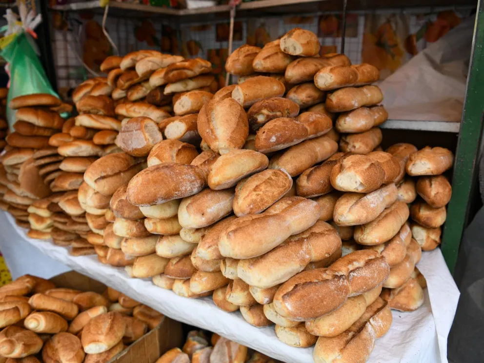 Pan de batalla en oferta en un puesto de venta en el centro de La Paz. Foto: ABI
