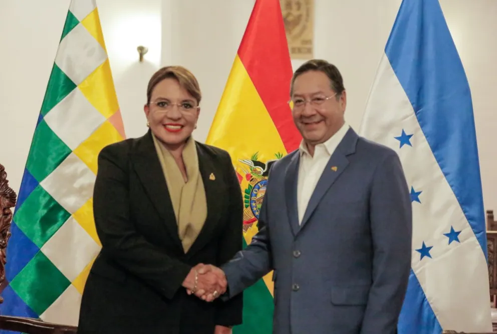 Luis Arce con su homóloga de Honduras,  Xiomara Castro en una imagen tomada de las redes.