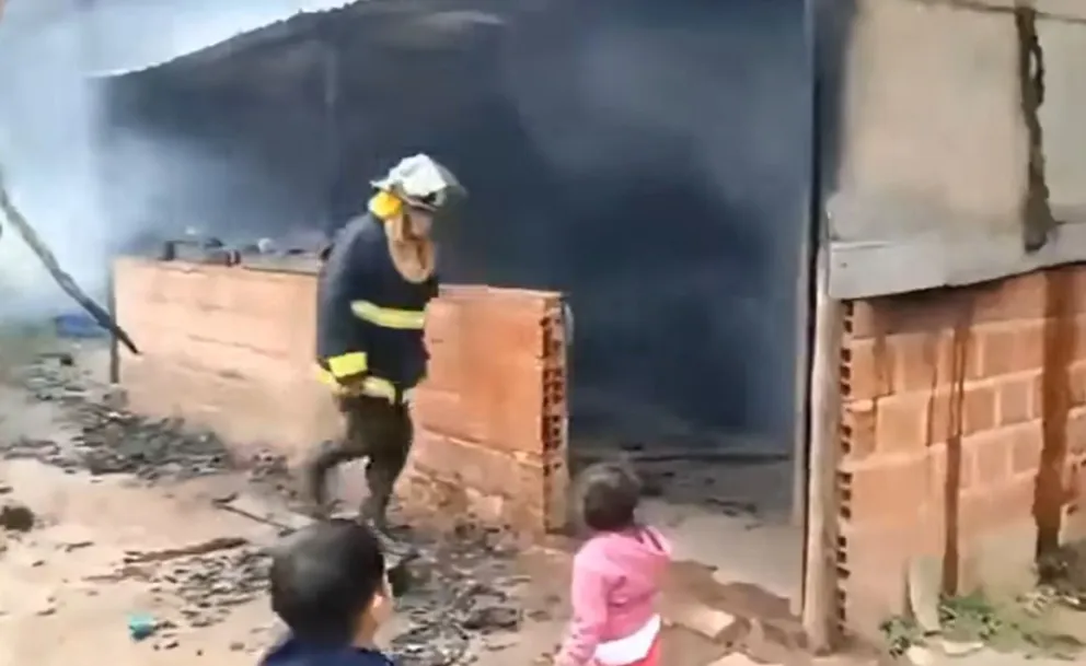 Bomberos en el lugar del incendio, momentos antes de hallar al pequeño sin vida. Foto: Captura de video