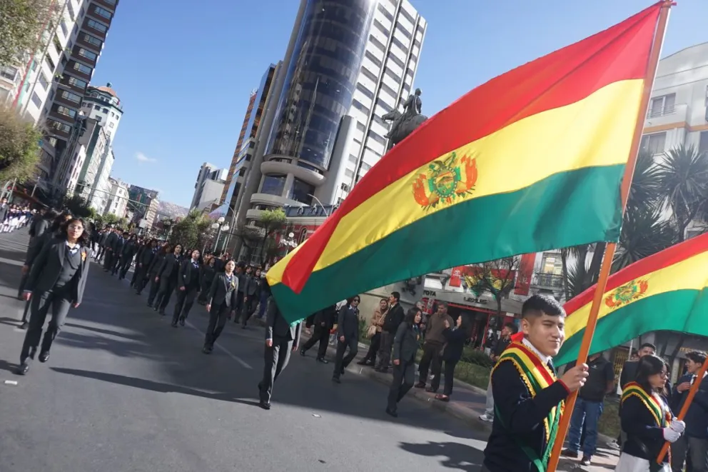 Una postal del desfile cívico en el centro de La Paz, este martes. Fotos: APG