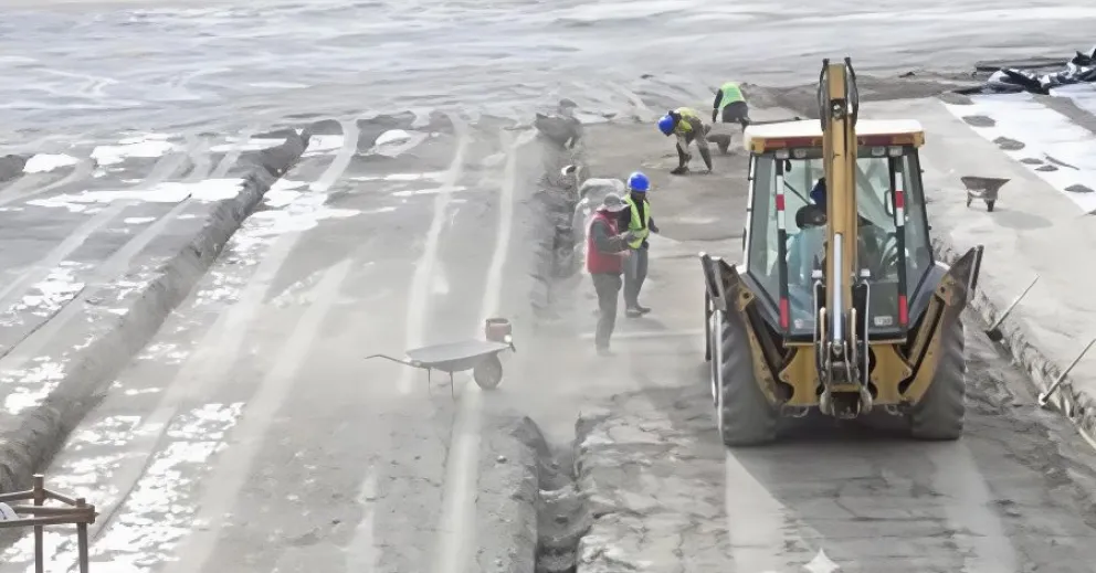 Maquinaria y obreros trabajan en el lugar donde se construirán las canchas que tendrá la Casa de la Verde. Captura video: 