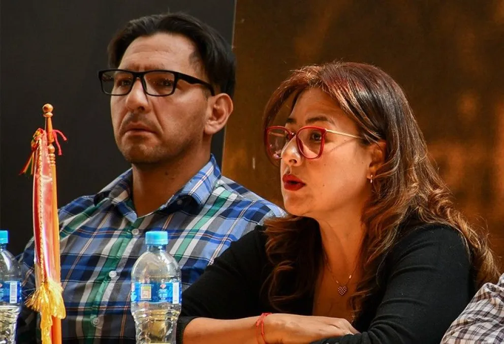 Paola Mendoza (der.), vicepresidenta de The Strongest, junto al directivo Ricardo Beltrán. Foto: club The Strongest