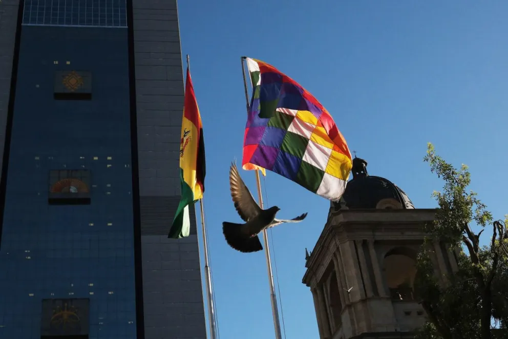 Fotografía de banderas de Bolivia en la Plaza Murillo en La Paz (Bolivia). Foto: EFE