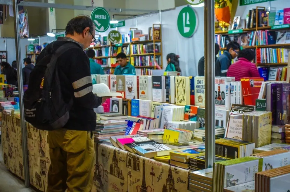 Un visitante en uno de los bloques de la Feria Internacional del Libro de La Paz. Foto: CDLLP