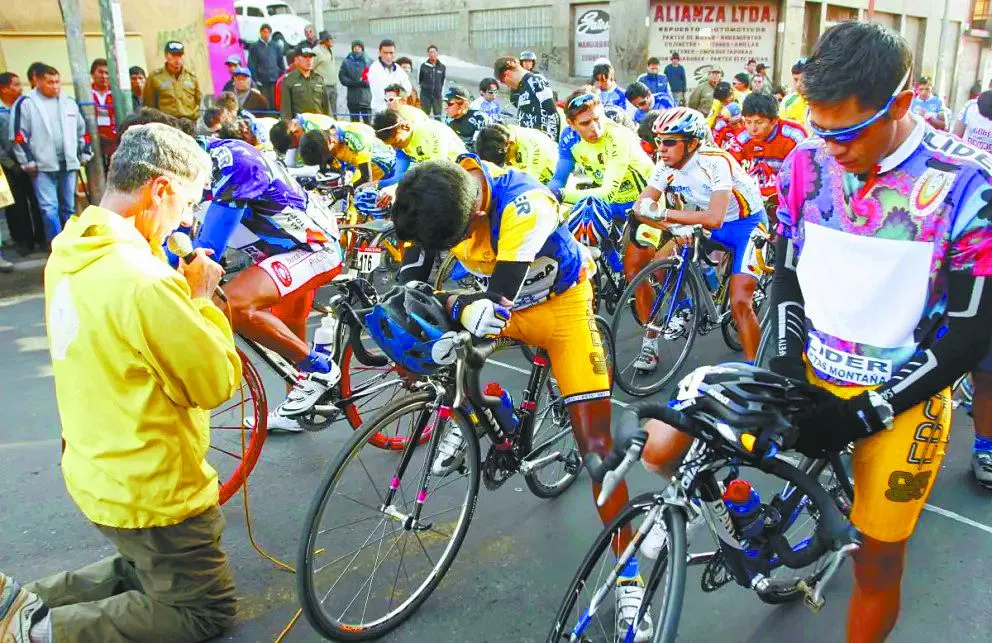 El padre Eduardo Pérez en la ceremonia previa de la largada de una de las etapas de la Vuela a Bolivia de ciclismo. Fotos: Fides