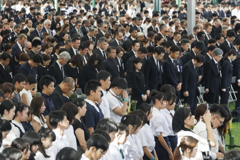 Los asistentes observan un minuto de silencio durante la Ceremonia Conmemorativa de la Paz en el 80 aniversario del bombardeo atómico de Hiroshima. Foto: EFE