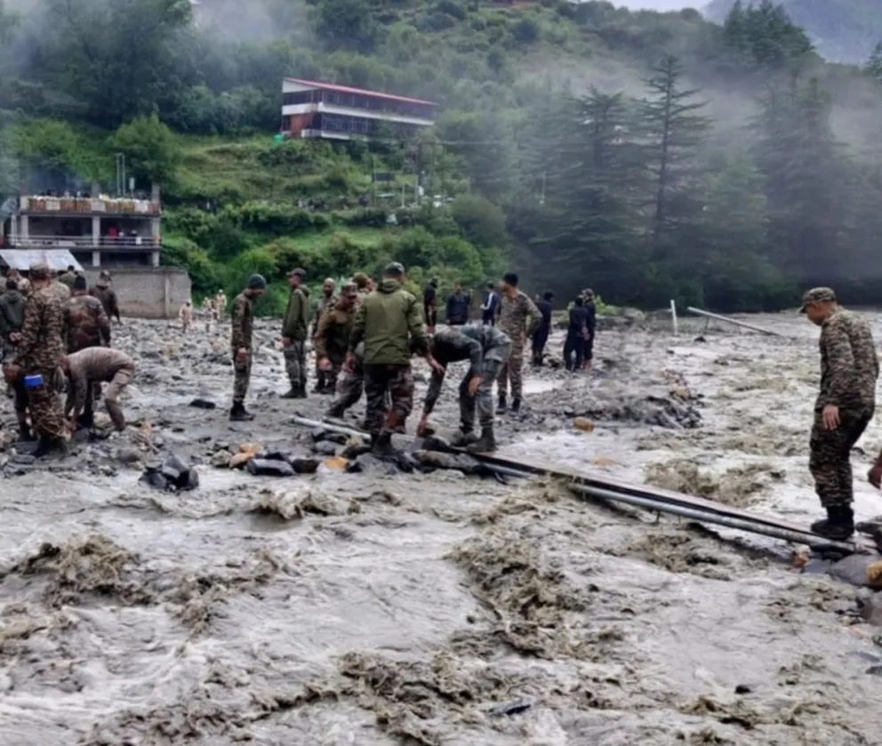 Militares y rescatistas trabajan en la zona afectada por la riada. Foto: EFE