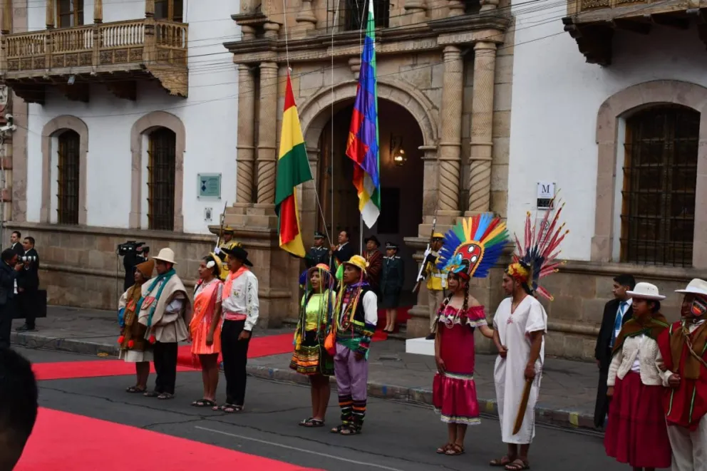 La iza de las banderas las realizaron el presidente Luis Arce y el vicepresidente David Choquehuanca. Foto: APG