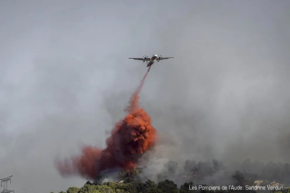 Un avión lanza agua con colorante, esto permite saber dónde cayó y cómo en el combate contra incendios. Foto: APG