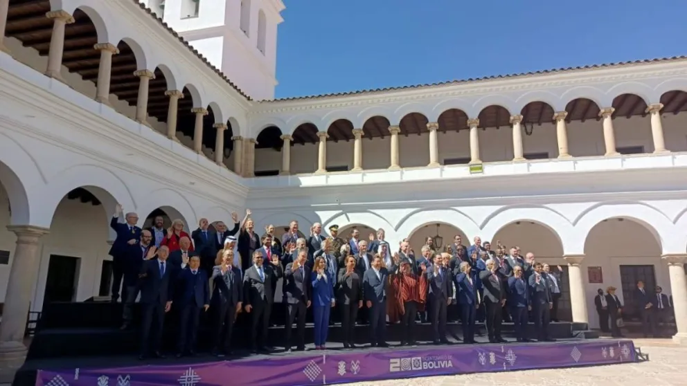 Las autoridades e invitados que participaron de los actos en Sucre Foto: APG