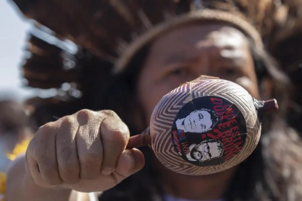 En la imagen de archivo, manifestantes participan en una protesta para exigir justicia por la muerte del periodista británico Dom Phillips y el indigenista brasileño Bruno Araújo, en Brasilia (Brasil). EFE/ Joédson Alves