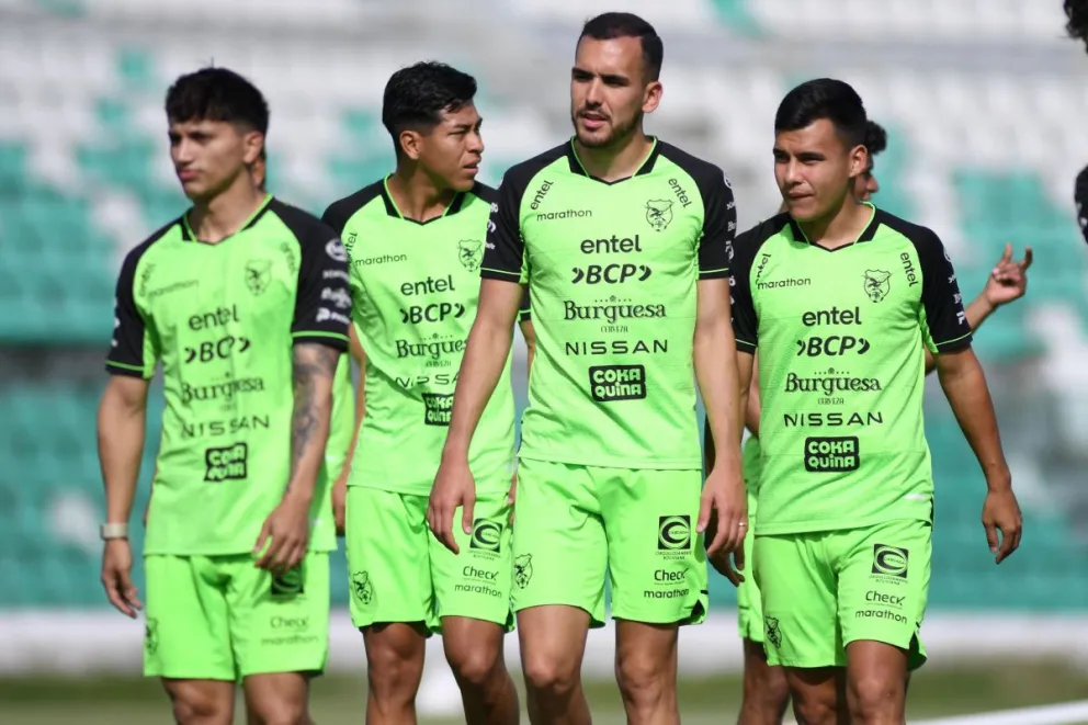 Chávez (izq.) y Haquín (centro), junto a Vaca y Villarroel, en un entrenamiento de la Selección nacional del mes de junio. Foto: La Verde-FBF