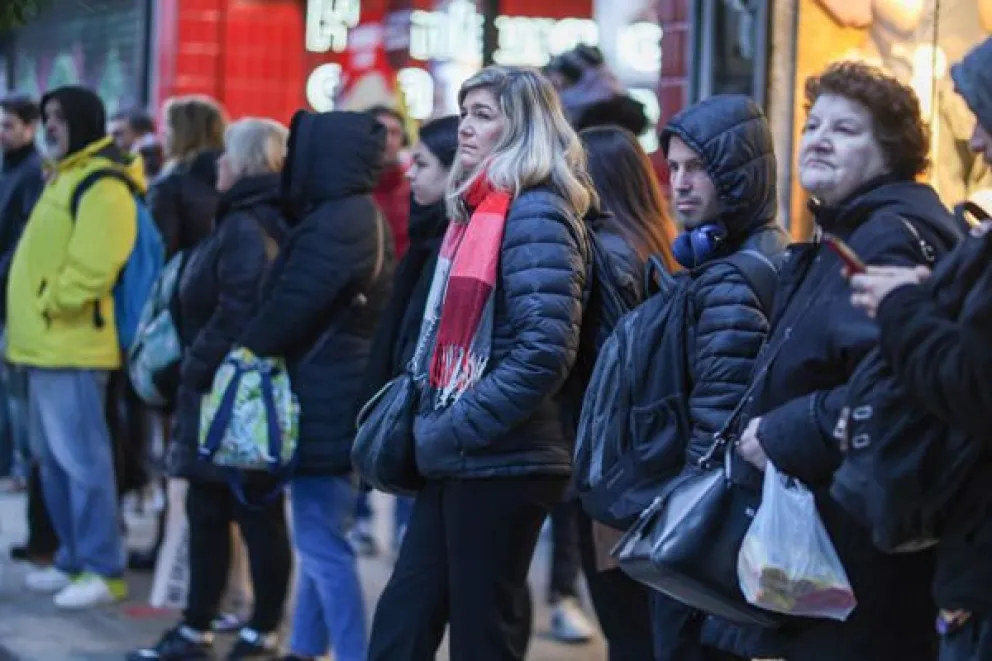 Personas esperan para tomar un transporte público este jueves, en Buenos Aires (Argentina). EFE/ Juan Ignacio Roncoroni