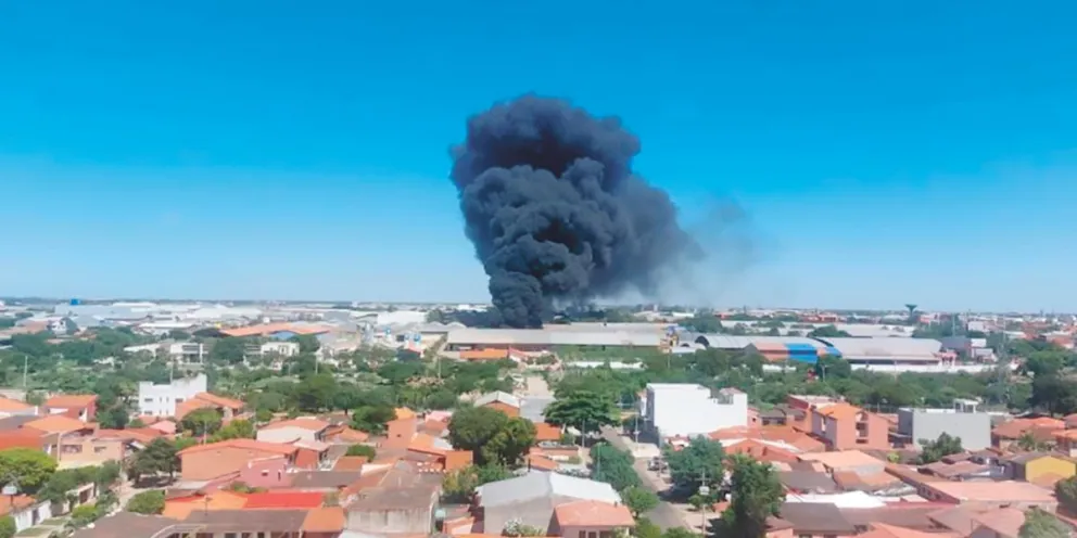 La humareda del incendio en el Parque Industrial. FOTO: Ahora el Pueblo