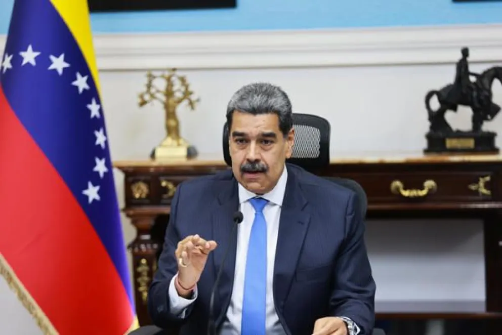 Fotografía cedida por el Palacio de Miraflores donde se observa al presidente de Venezuela, Nicolás Maduro, hablando durante una conferencia. Fuente: EFE