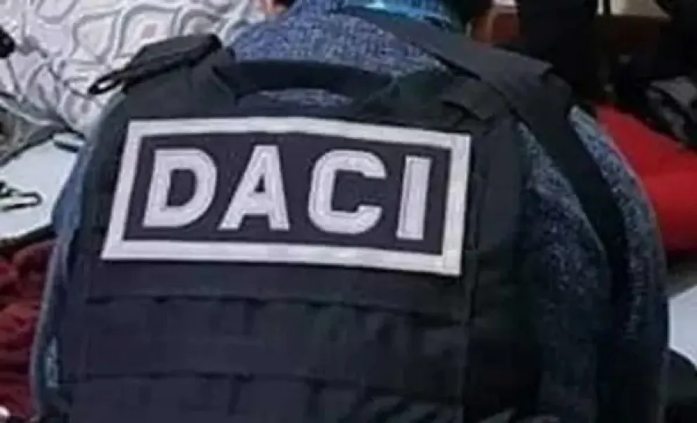 El distintivo de un efectivo de la DACi en una imagen te archivo.
