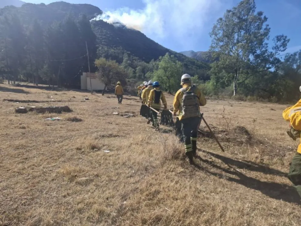 Bomberos en la serranía de Sama.: Foto: El País de Tarija