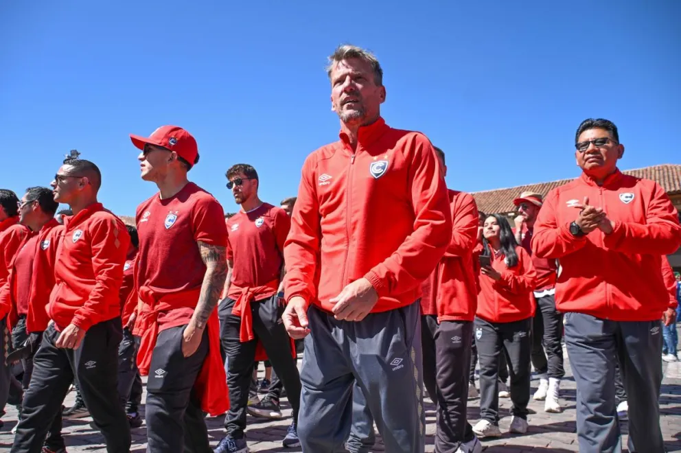 El equipo de Cienciano, a la derecha Freddy Patti, de lentes, el médico boliviano que trabaja en esa entidad. Foto: CC