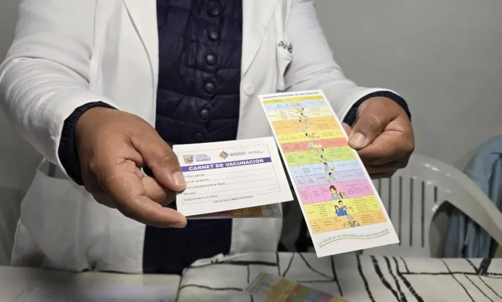 El carnet de vacunación identificará a niños inmunizados, pero no restringirá su ingreso a clases. Foto: expediente.com.bo