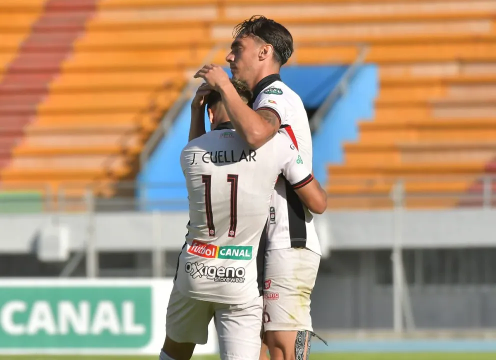 Los jugadores de la U de Vinto celebran el tanto del empate en el Valle. Foto: Marka Registrada.
