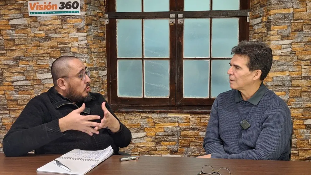 El periodista Jorge Soruco, de Visión 360, conversa con el escritor Edmundo Paz Soldán. FOTO: Marina Mamani /  Visión 360