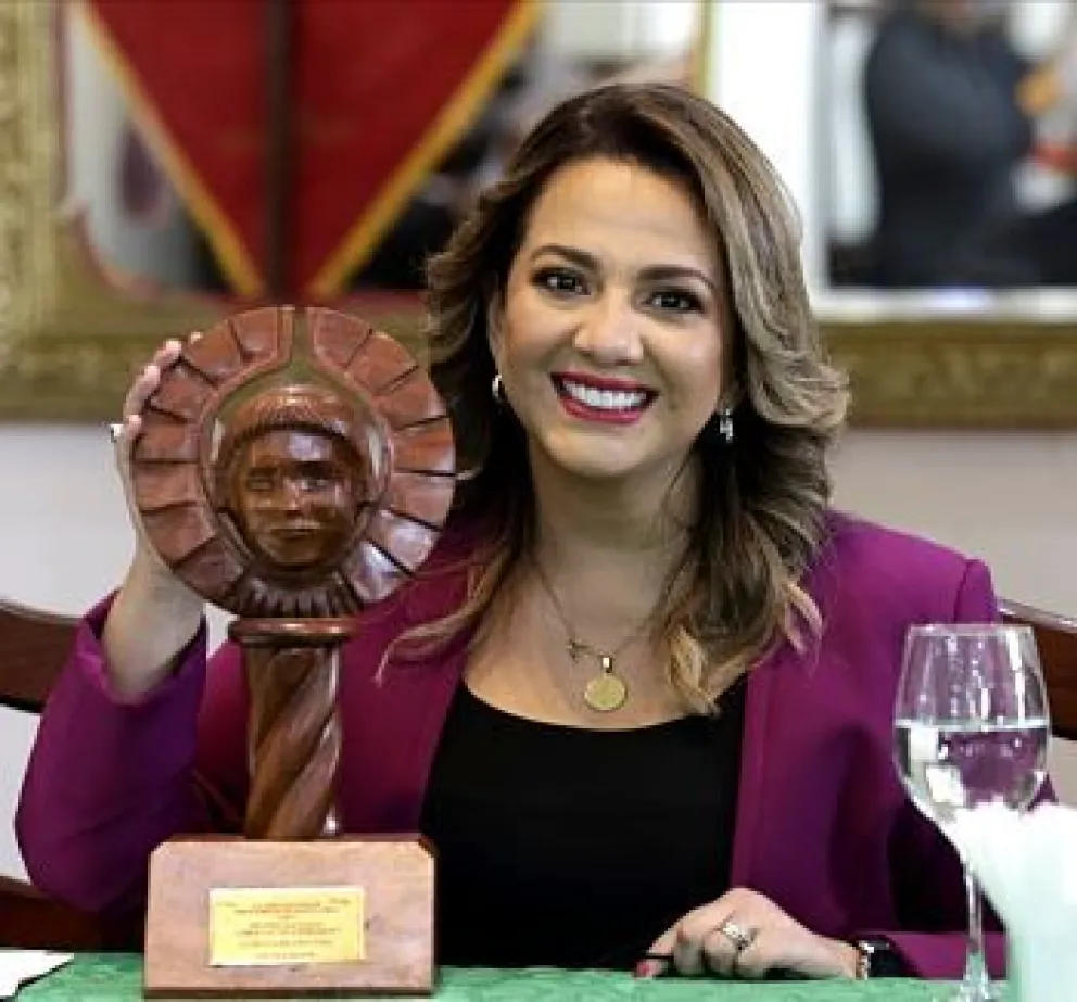 Cecilia Bellido cuando recibió el  Premio Nacional “Libertad de Expresión” 2021. FOTO: Red Uno 