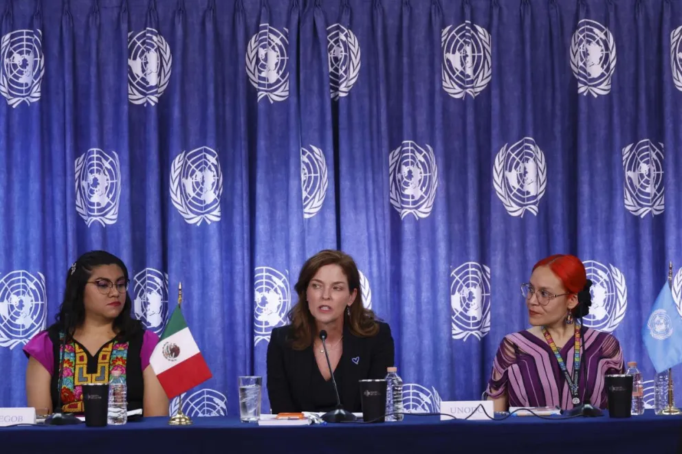 La oficial de la Oficina de la ONU contra la Droga y el Delito México, Stacy de la Torre (c), y la coordinadora del proyecto ‘Agentes de Cambio: saberes y resistencias frente a la trata’, Natalia Espinosa (d) participan en una rueda de prensa. Foto: EFE