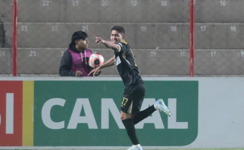 Ortiz celebra uno de los dos goles que convirtió en Villa Ingenio. Foto; Agencia Marka Registrada.