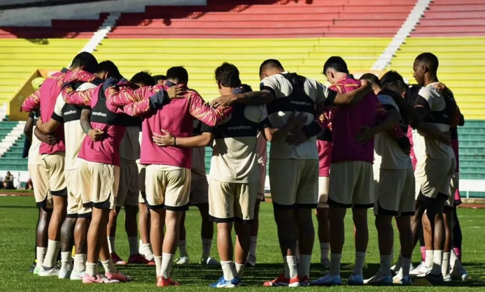 El grupo reunido antes del entrenamiento del viernes en Sucre. Foto: The Strongest. 