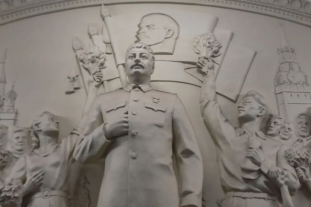 Un bajorrelieve dedicado a Stalin inaugurado recientemente en el metro de Moscú, Rusia, tomada el 7 de agosto de 2025. Foto: EFE 