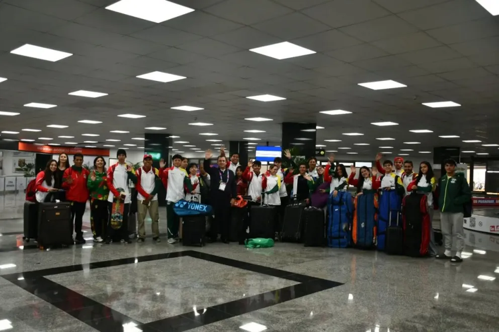 La comitiva nacional tras su llegada a Asunción para los Juegos. Foto: COB.