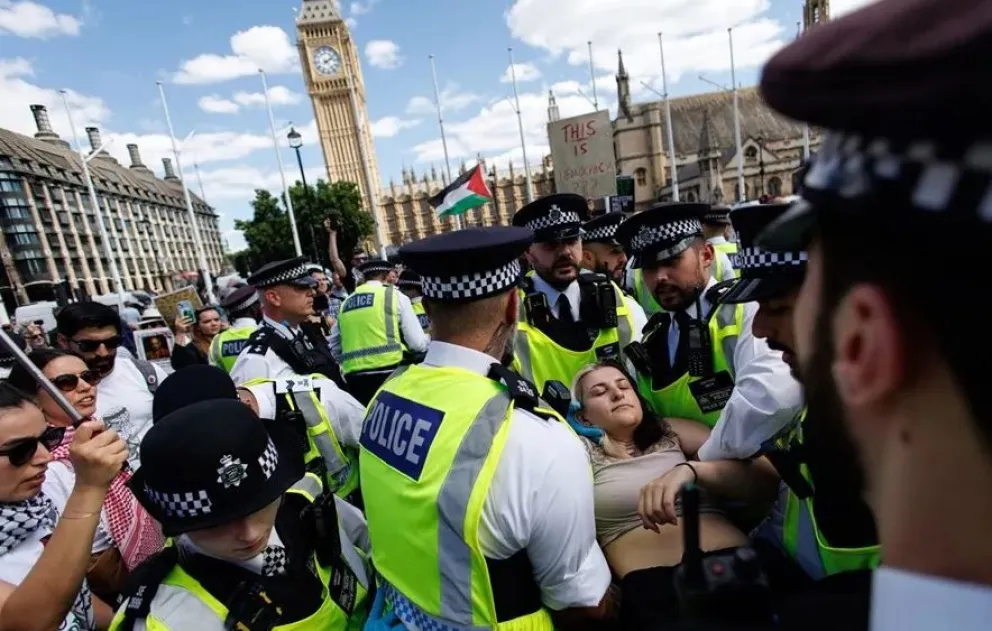 Agentes de policía detienen a simpatizantes de Palestine Action en Londres, Reino Unido. Foto: EFE