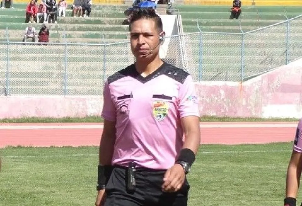 El árbitro Javier Rvollo en uno de los partidos que le tocó dirigir en la competencia nacional. Foto: El Sajama