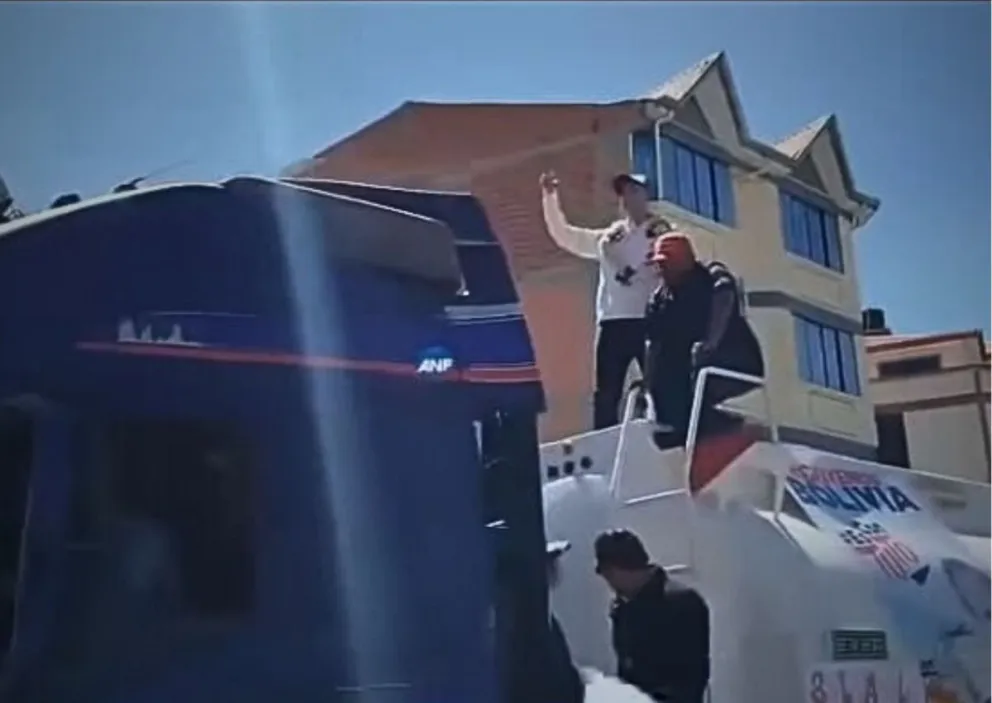 Tuto Quiroga sobre una cisterna, este sábado. Foto: Captura de video 