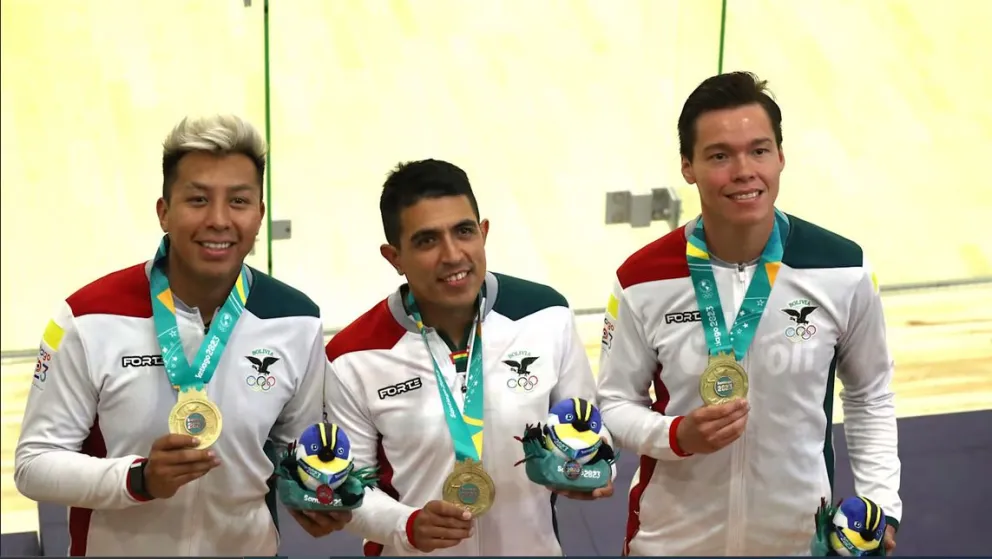 Moscoso (izq.), Carrasco y Carlos Keller con el oro en Chile. Foto: Santiago 2023.